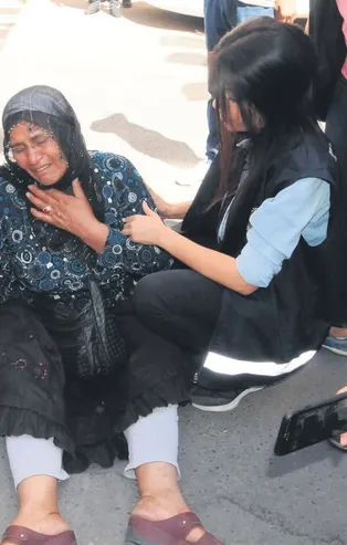 HDP binası önünde oturma eylemi! Çocuğu dağa kaçırılan aileler isyan etti: Evlatlarımız gelene dek buradayız