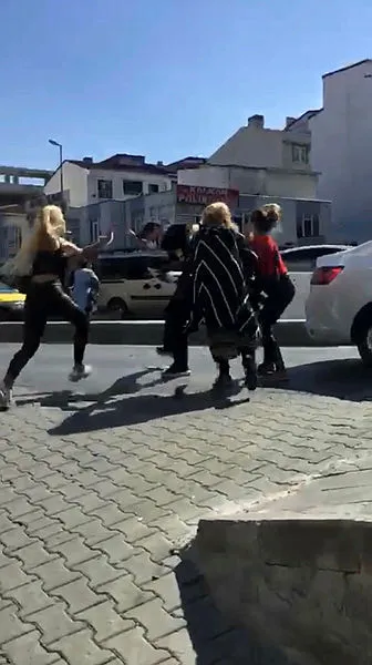 İstanbul'da sokak ortasında 4 kadından 1 erkeğe meydan dayağı