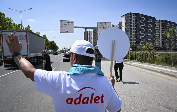 chpde-dananin-kuyrugu-kopuyor-bolu-belediye-baskani-tanju-ozcan-bugun-genel-merkezde-1689136596522.jpg CHP'de dananın kuyruğu koptu! 'Değişim' için kendini yollara vuran Tanju Özcan'dan Genel Merkez Kılıçdaroğlu'na bombardıman: Koltuk fırlattı-8