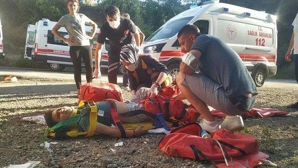 izmirde-feci-kaza-servis-minibusu-sarampole-devrildi-olu-ve-yaralilar-var-1628439861229.jpeg