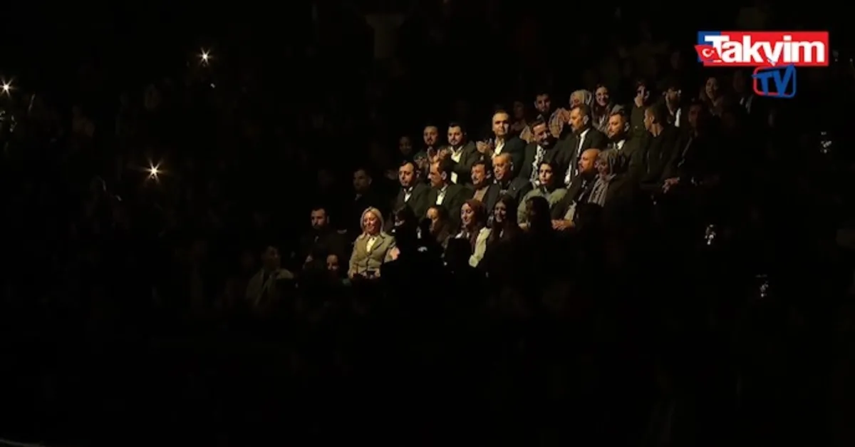 Başkan Recep Tayyip Erdoğan, Volswagen Arena’da gerçekleştirilen ÜNİAK Fest’de alışılmışın dışında sahneye çıktı