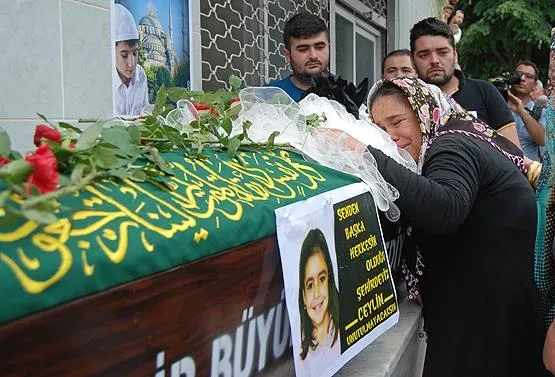 Ceylin son yolculuğuna gelinlik ve güllerle uğurlandı-2