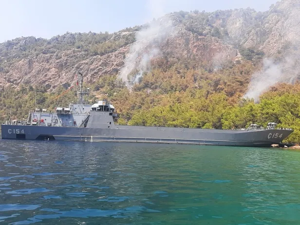 msbden-yanginlara-etkin-mudahale-cikarma-gemileriyle-denizden-personel-ile-karadan-calismalar-suruyor-1628095419965.jpeg