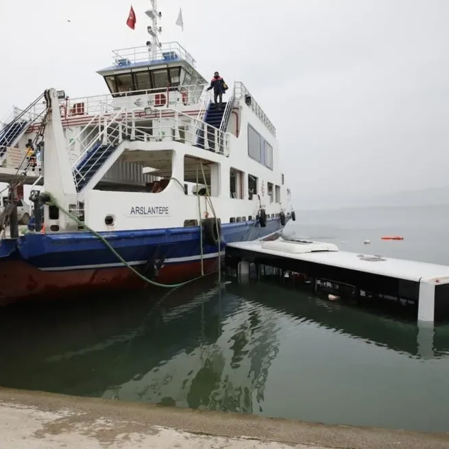 Belediye otobüsü baraj gölüne uçtu