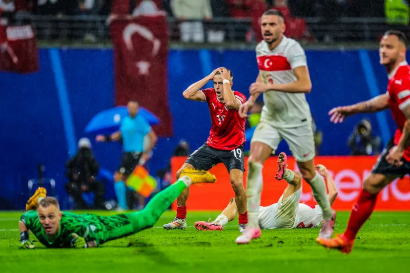 merihten-sonra-mert-gunok-avusturya-karsisindaki-kurtarisiyla-euro-2024te-ceyrek-finali-getirdi-1719954776470.jpg