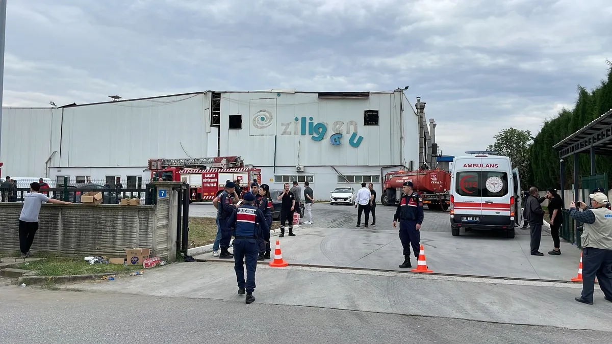 sakarya-hendekte-fabrikada-patlama-cikan-yanginda-8-isci-yaralandi-1778252314726.jpeg Sakarya Hendek’te fabrikada patlama: Çıkan yangında 8 işçi yaralandı-2