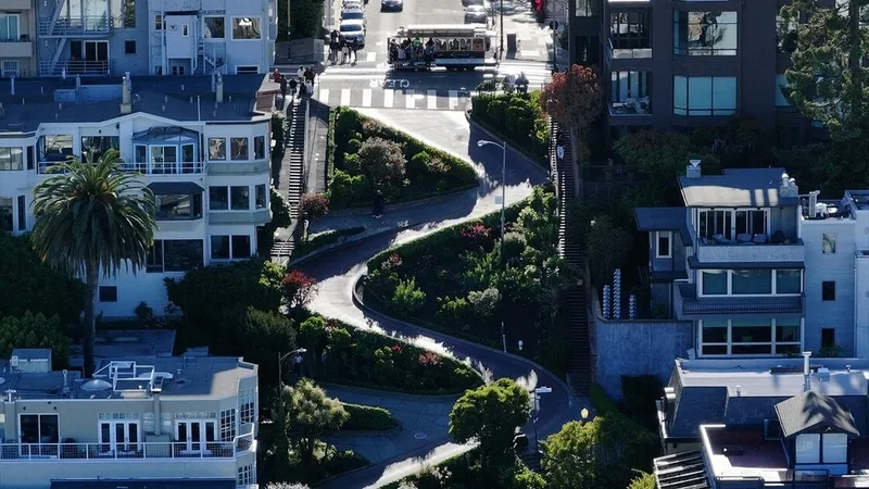 dunyanin-en-virajli-sokagi-havadan-goruntulendi-turist-akinina-ugruyor-1777449952855.jpg Dünyanın en virajlı sokağı havadan görüntülendi: Turist akınına uğruyor-2