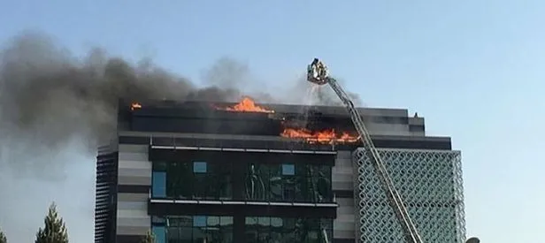 İzmir’de 6 katlı binada yangın!