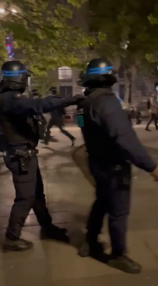 fransada-macron-secimi-kazandi-pariste-protestolar-basladi-sokaklar-karisti-1650839307552.jpg Fransa'da Macron seçimi kazandı Paris'te protestolar başladı! Sokaklar karıştı...-4