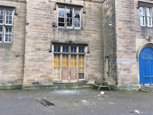 İngiltere’de İslami eğitim merkezine saldırı! Kur’an-ı Kerim nüshalarını yırttılar-4