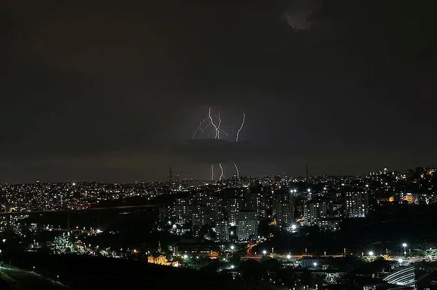 Son dakika: İstanbul’da gece başlayan sağanak etkili oluyor