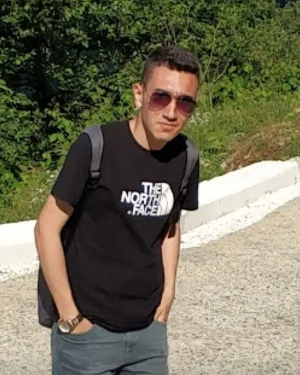 ise-giderken-tanimadigi-bir-kisi-tarafindan-bicaklanarak-olduruldu-anne-ben-bicaklandim-neredesin-annem-1647848768711.jpg İşe giderken tanımadığı bir kişi tarafından bıçaklanarak öldürüldü! 'Anne ben bıçaklandım, neredesin annem'-12