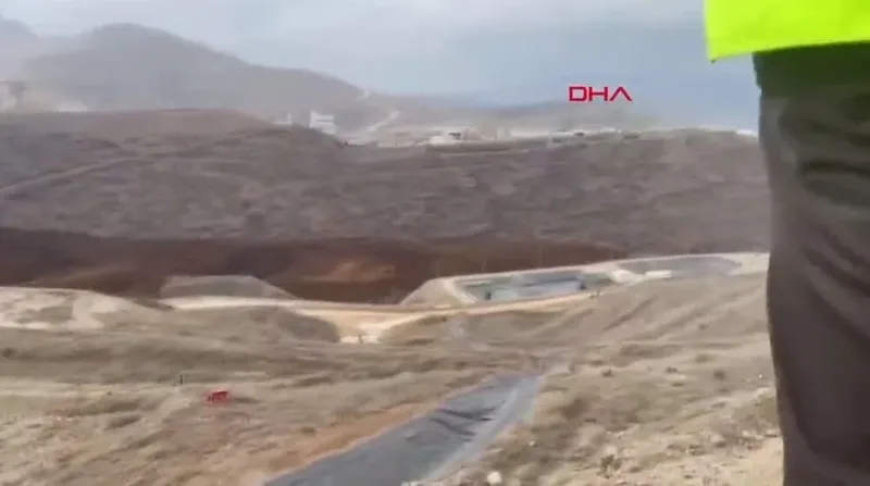 erzincan-ilic-copler-koyu-altin-madeni-kimin-13-subat-2024-erzincan-altin-madeni-neden-coktu-toprak-kaymasi-ne-1707832581068.jpeg Erzincan İliç, Çöpler Köyü altın madeni kimin? 13 Şubat 2024 Erzincan altın madeni neden çöktü, toprak kayması neden olur? Şirketten açıklama-2