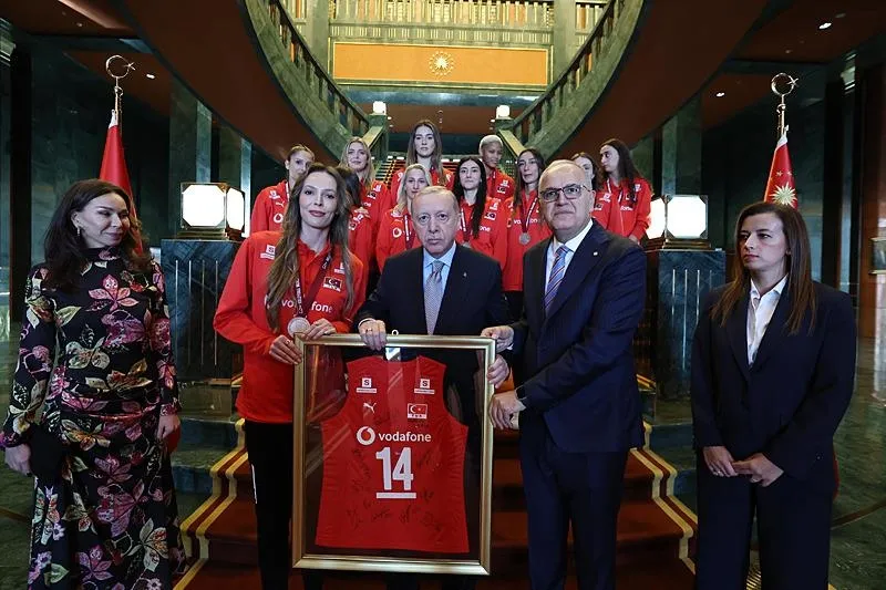 Başkan Erdoğan, A Milli Kadın Voleybol Takımı'nı kabul etti. (AA)