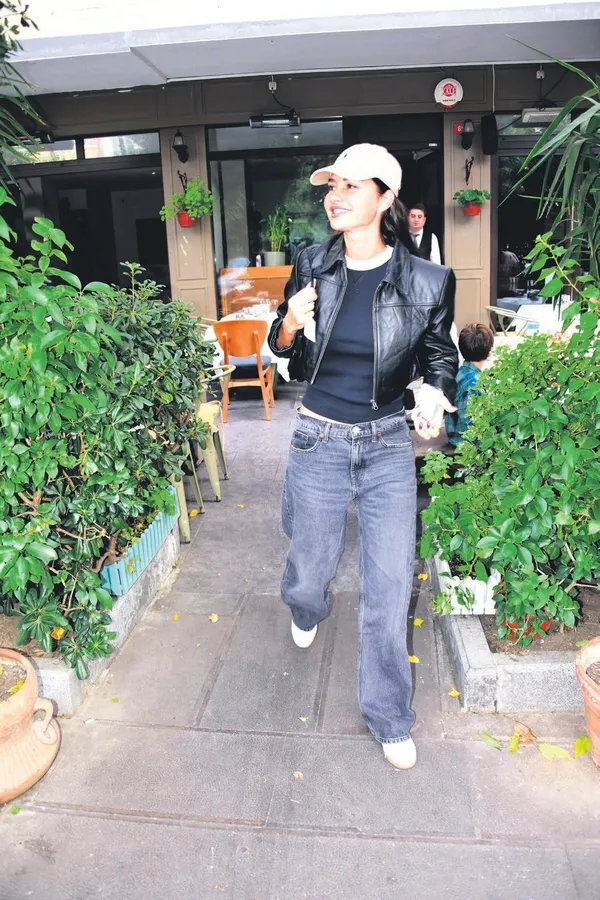 spor-tutkunu-1698352870509.jpeg Spor tutkunu! Fit görüntüsüyle dikkat çeken Yasemin Özilhan: "Evde bir spor salonum var"-2