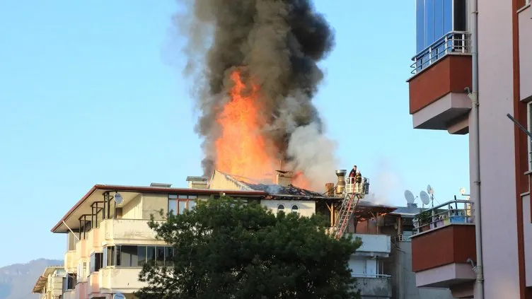 Tokat’ta 5 katlı apartmanın çatısı alev alev yandı | O anlar kameraya böyle yansıdı...