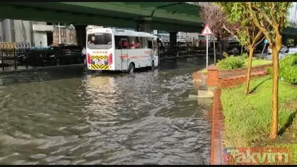 İstanbul’da yollar su altında! Araçlar mahsur kaldı