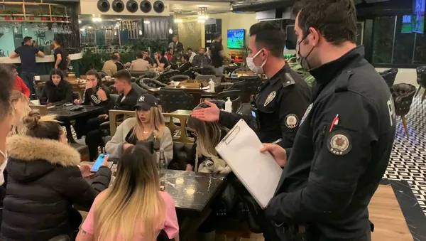 İstanbul Ataşehir'de pes dedirten görüntüler! Yasağa rağmen nargile keyfi!-2