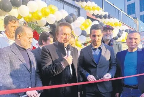 Ünlülerle açılış!