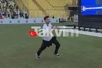 ÖZEL I Jose Mourinho’nun imza töreninde ilginç anlar! Fenerbahçeli bir taraftar üstüne koştu | Takvim.com.tr o anları kaydetti