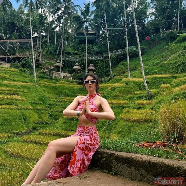 Burcu Özberk'ten önce boylu boyunca göğüs dekoltesi sonra da bikinili poz 'seni çılgın prenses' Dizisi final yaptırılan Burcu... - 2