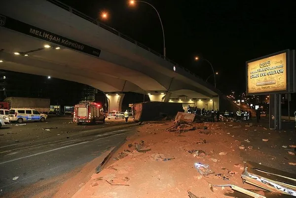 Ankara'da baharat yüklü TIR devrildi! Aracın altında kalan sürücü hayatını kaybetti-2