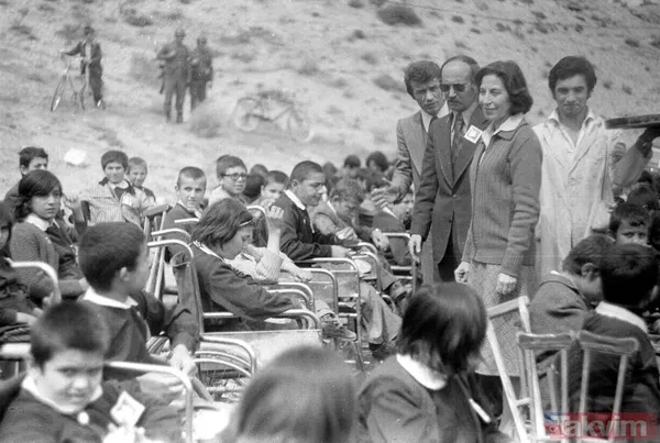 Rahşan Ecevit Kimdir? Rahşan Ecevit, 1923 Yılında Bursa'da Doğdu. Demokratik Sol Parti İle Demokratik Sol Halk Partisi'nin Kurucusu Ve İlk Başkanıdır. 1946'Da...