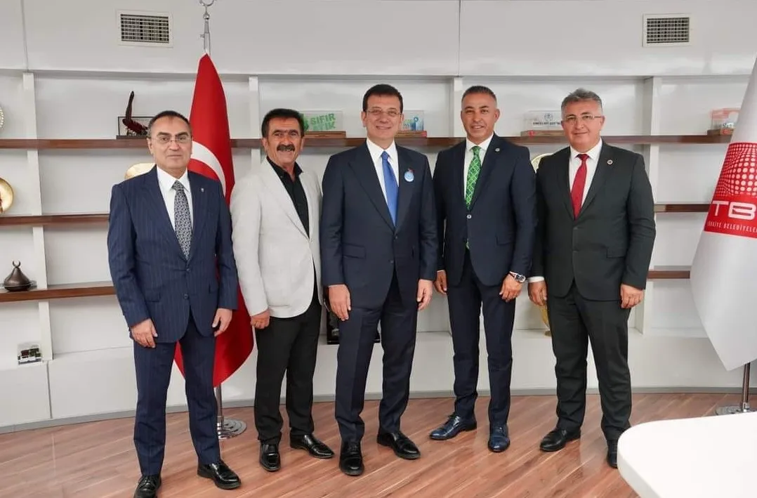 chpli-imamoglunun-tbbdeki-eli-suat-yildizin-3-yerden-maas-aldigi-ortaya-cikti-1779258904441.jpeg CHP'li İmamoğlu'nun TBB'deki eli Suat Yıldız'ın 3 yerden maaş aldığı ortaya çıktı-3