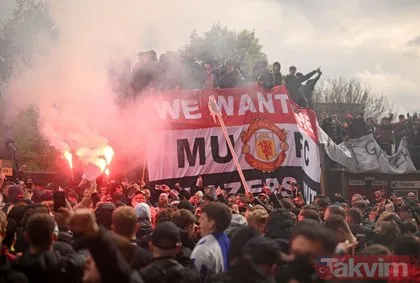 Manchester United taraftarları Liverpool maçı öncesi Old Trafford’u bastı! Büyük protesto...