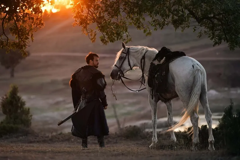 kurulus-orhan-sete-cikti-ilk-kareler-sosyal-medyada-firtina-gibi-esti-1758789025974.jpg Kaynak: atv