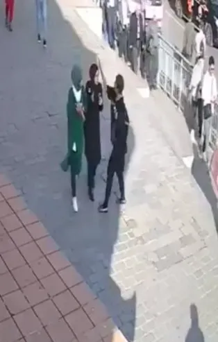 Son dakika: İstanbul'da başörtülü genç kızlara saldırı