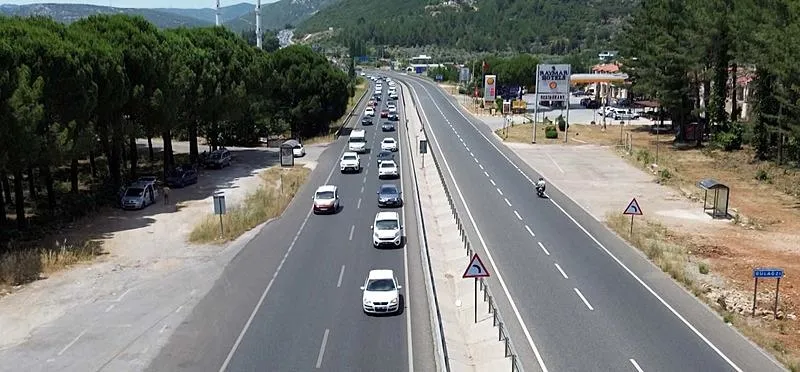 Muğla’da 6 kilometrelik tatil kuyruğu! 3 günde 500 bin araç giriş yaptı: Turistik tesislerde doluluk oranı yüzde 100'e ulaştı-2