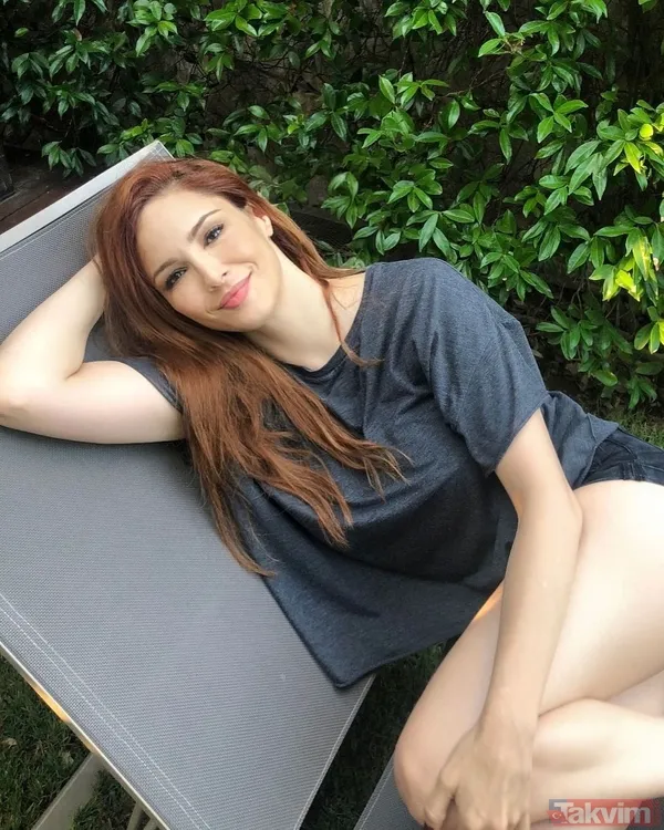 44 yaşındaki Mine Tugay’ın yatak odası halleri olay! Çıplak ayakla yatağın üstüne çıkıp fena coştu! Süper minisini giyen Mine... - 2