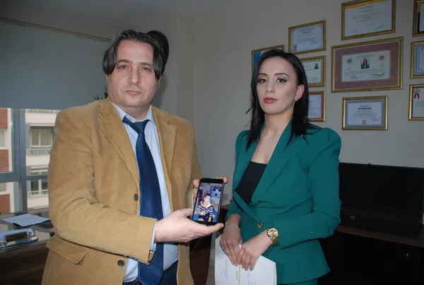saatlerce-tiktokta-zaman-geciren-anne-velayeti-kaptirdi-baba-isyan-etti-boyle-cocuk-mu-yetistirilir-1643790768916.jpg Saatlerce TikTok'ta zaman geçiren anne velayeti kaptırdı! Baba isyan etti: Böyle çocuk mu yetiştirilir?-2