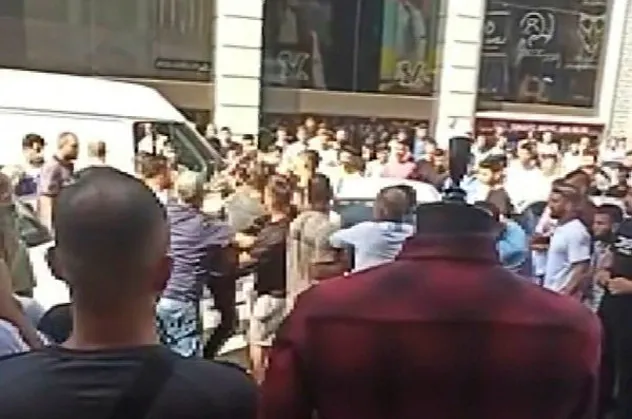 İstanbul'da meydan kavgası! Satır, bıçak, sopa... Ortalık bir anda karıştı