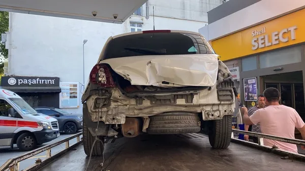 Akaryakıt istasyonunda dehşet! Fren yerine gaza basınca... - Takvim