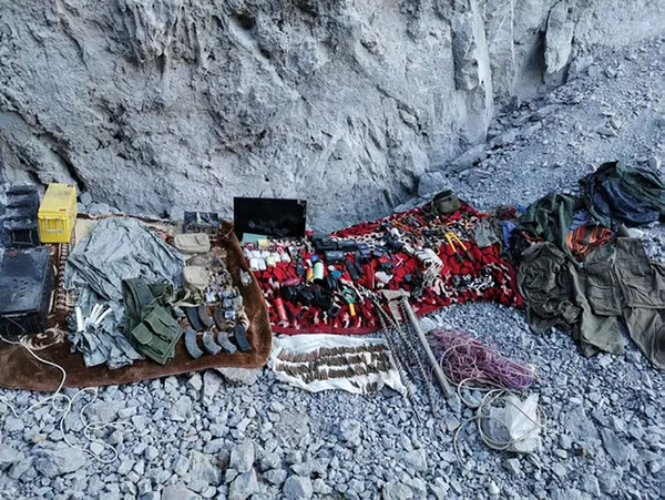 son-dakika-pence-simsek-ve-pence-yildirim-harekatlarinda-7-ay-icerisinde-toplam-831-pkkli-terorist-imha-edildi-1637397976320.jpg Son dakika! Pençe-Şimşek ve Pençe-Yıldırım harekatlarında 7 ay içerisinde toplam 831 PKK'lı terörist imha edildi-6