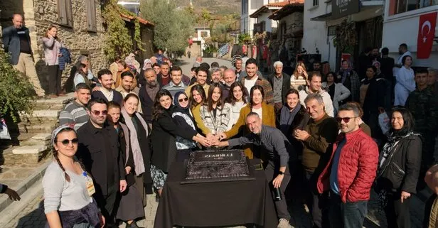 atv’nin Yörük dizisi Zembilli ilk set gününü pastayla kutladı | Kadro sağlam: Ruhi Sarı, Murat Kılıç, Sude Zülal Güler, Hilmi Özçelik...