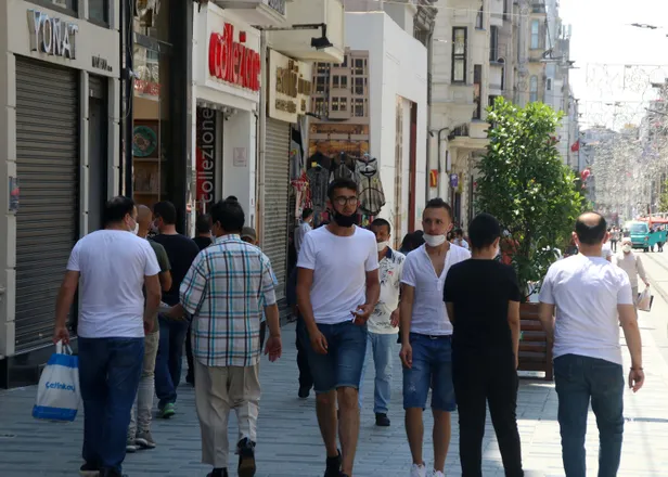 istiklal-caddesinden-ayni-manzara-maske-ve-sosyal-mesafe-hice-sayildi-1592757320957.jpg İstiklal Caddesi'nden aynı manzara! Maske ve sosyal mesafe hiçe sayıldı-5