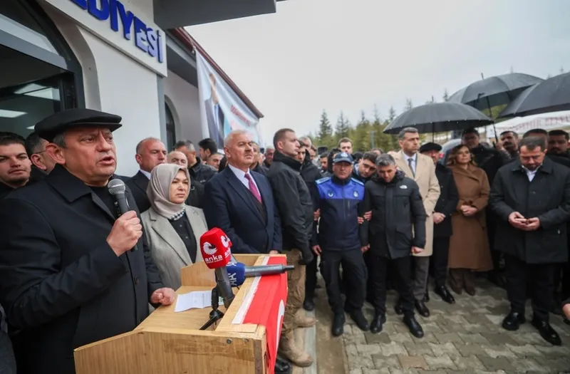 AK Parti’den Özgür Özel’e deprem turisti tepkisi: "İnsan utanır!"-2