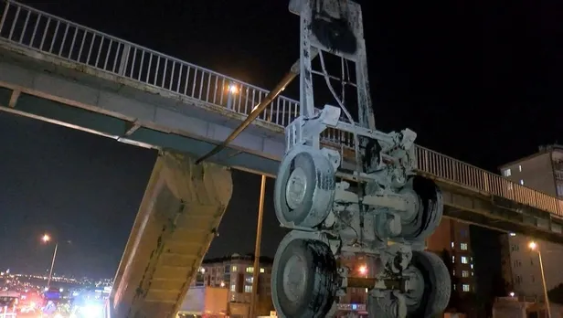 buyukcekmecede-damperi-zamansiz-acilan-kamyon-ust-gecide-carpti-1637612868356.jpeg Büyükçekmece'de damperi zamansız açılan kamyon üst geçide çarptı!-4