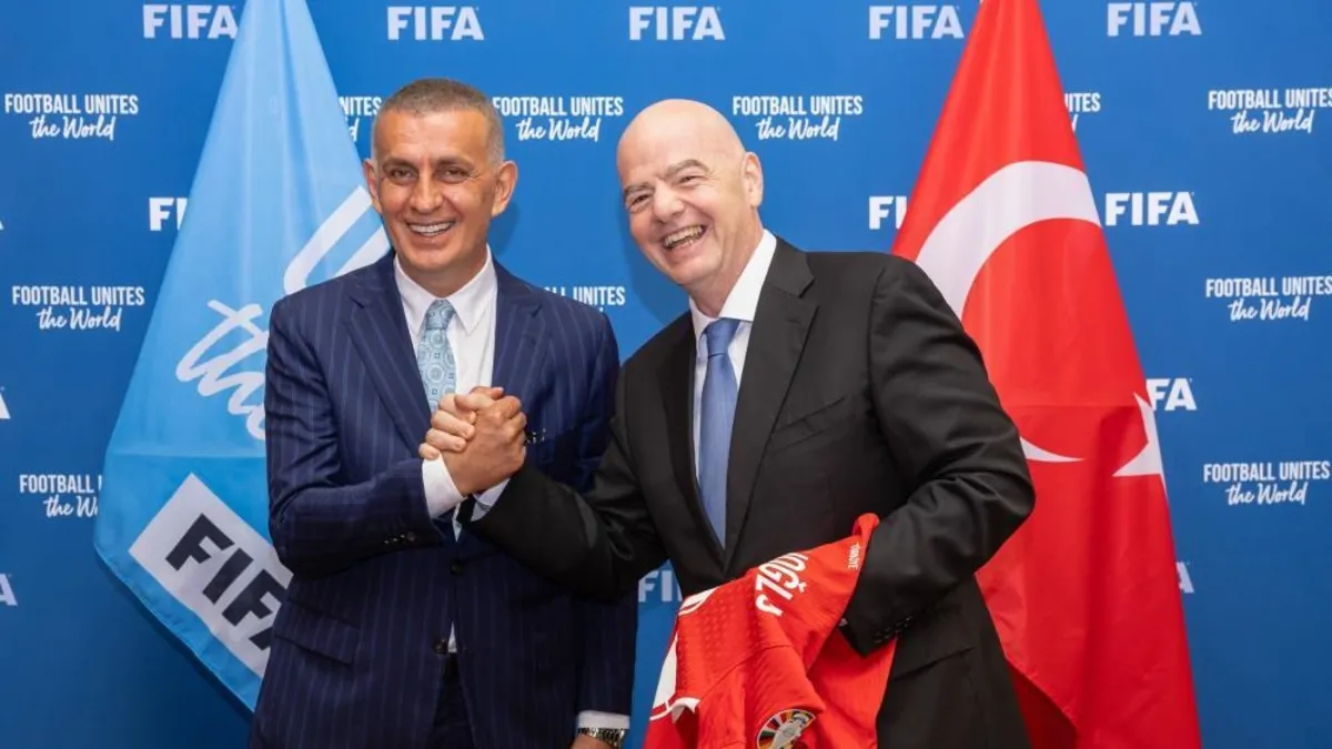 TFF Başkanı İbrahim Hacıosmanoğlu, Paris'te FIFA Başkanı Infantino ile bir araya geldi
