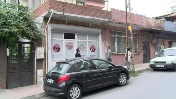 Eyüpsultan'da büyük saygısızlık! Şehit ve Gazi Aileleri Derneği'nin tabelası çalındı-4