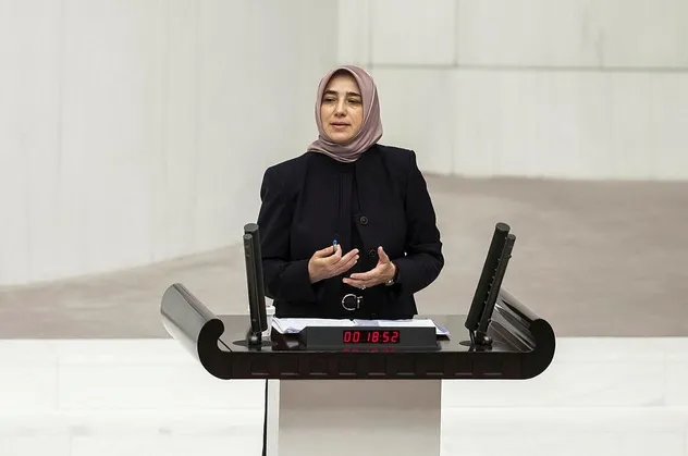 Başörtüsü düşmanlarının hedefinde bu kez AK Parti Grup Başkanvekili Özlem Zengin var! Sosyal medyadan nefret kustular
