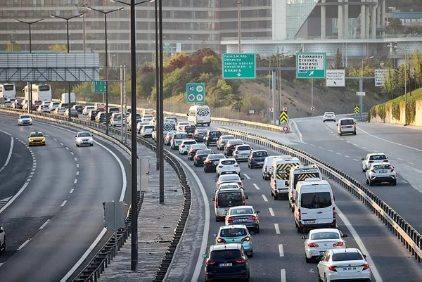 1619587456769.jpg Tam kapanma öncesi İstanbul'dan kaçış başladı! Trafik kilitlendi-2