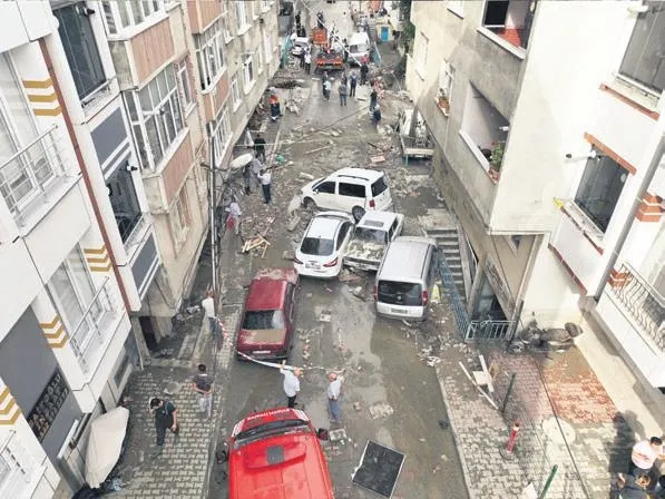 1694041880623.jpeg İstanbul'da sel felaketi! Metrekareye 125 kilogram yağış düştü: Dereler taştı, caddeler göle döndü-3