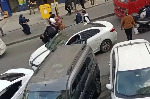 İstanbul Esenyurt'ta yol verme kavgası! "Baba" diye bağırdı kimse aldırmadı