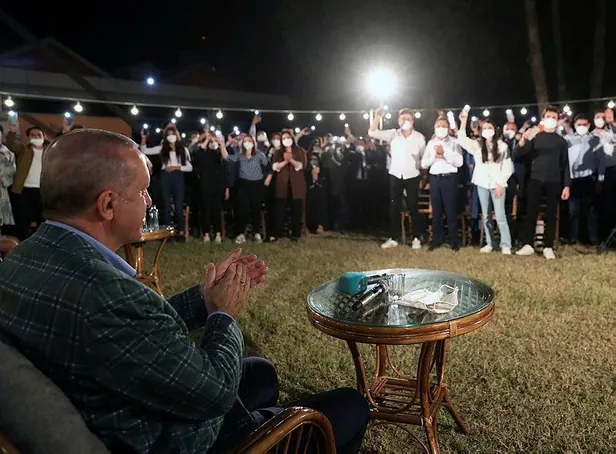 baskan-erdogan-adanada-genclerle-bulustu-genclerimizle-aramiza-kimseyi-sokmayiz-1633889706171.jpeg Başkan Erdoğan, Adana'da gençlerle buluştu: Aramıza kimseyi sokmayız-4