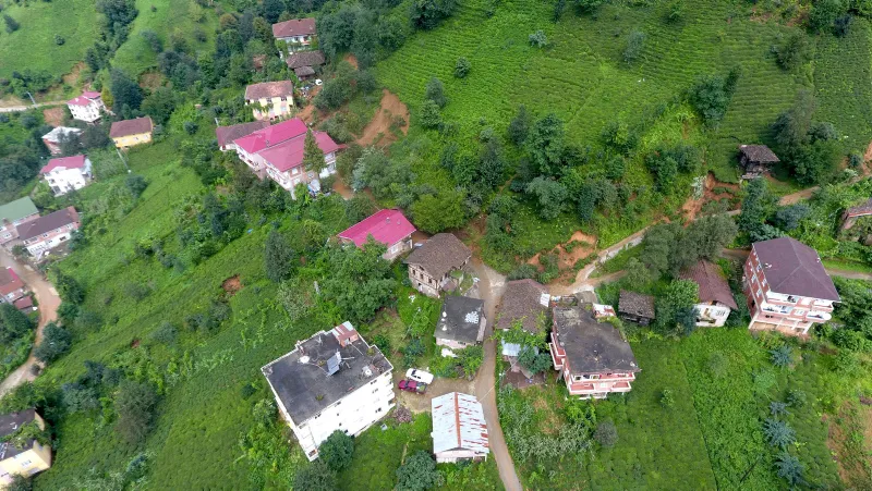 Rize'de 1 ev çöktü, 22 ev boşaltıldı, mahsur kalanlar kurtarıldı - 1