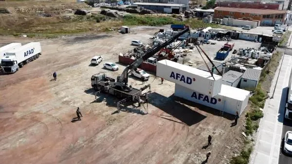 AFAD Silivri'de oluşturulan merkeze konteyner depolamaya başladı-3